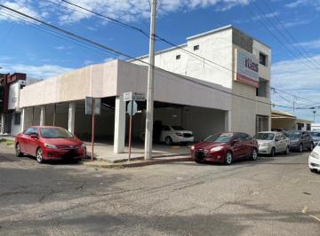 Fachada · Edificio Comercial, 325 m² de Espacio de Oficinas y Salas de Juntas. Equipado.