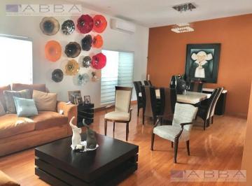 Casa · 410m² · 3 Recámaras · 2 Estacionamientos · En Venta Preciosa Residencia, Finos Acabados