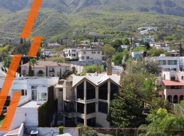 Casa · 894m² · 4 Recámaras · 2 Estacionamientos · Venta Casas Colonial de La Sierra