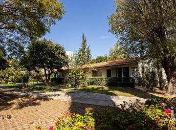 Casa · 984m² · 6 Recámaras · 20 Estacionamientos · Casa en Venta de Inspiración en Pueblo Mágico El Pueblito
