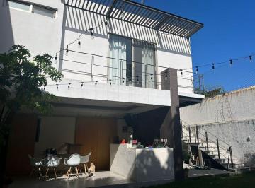 Casa · 120m² · 4 Recámaras · 2 Estacionamientos · Venta de Casa Sola con Bungalow en Lomas de Cuernavaca, Morelos
