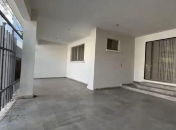 Casa · 560m² · 4 Recámaras · 2 Estacionamientos · Casa en Venta en "Contry" en Monterrey N. L (Totalmente Remodelada)