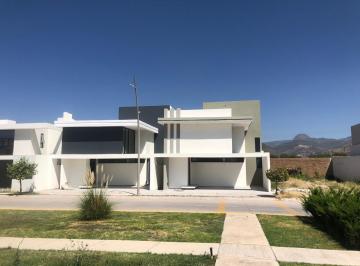 Casa · 272m² · 3 Recámaras · 2 Estacionamientos · Casa en Venta en Sierra Nogal III, Zona Sur, León, Guanajuato