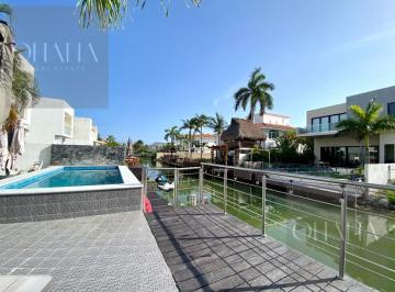 Casa · 358m² · 4 Recámaras · 3 Estacionamientos · Casa en Renta en Isla Dorada
