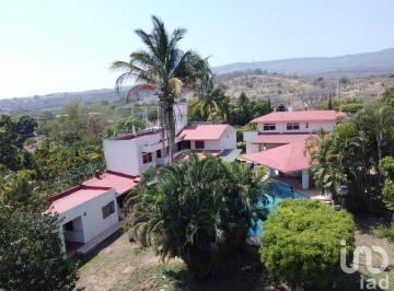 Casa · 530m² · 5 Recámaras · 6 Estacionamientos · Casa con Alberca en La Rivera Las Flecha