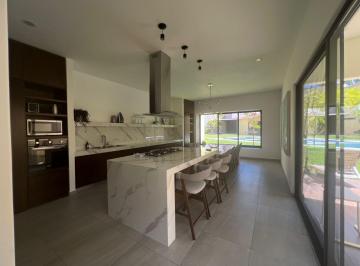 Casa · 270m² · 4 Recámaras · 2 Estacionamientos · Casa en Venta en Fraccionamiento El Paraíso