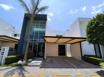 Casa en condominio · 190m² · 3 Recámaras · 2 Estacionamientos · Venta de Casa Muy Amplia y Remodelada en Lomas de Angelopolis Puebla