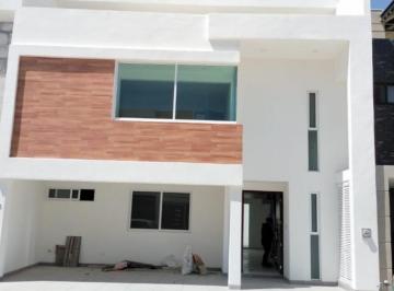 Casa · 343m² · 4 Recámaras · 2 Estacionamientos · Casa en Venta - (4)