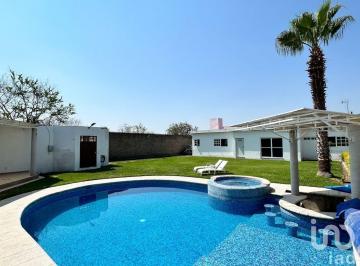 Casa · 280m² · 4 Recámaras · 4 Estacionamientos · Casa con Alberca en Venta, Ideal Para Fin de Semana en Alpuyeca, Xochitepec