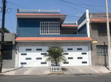 Casa · 180m² · 2 Recámaras · 2 Estacionamientos · Casa en Venta en Jardines de Morelos (Sobre Calle Principal)