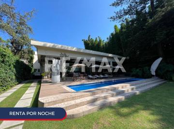 Casa · 300m² · 4 Recámaras · 3 Estacionamientos · Casa en Renta por Noche