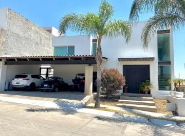 Casa · 332m² · 3 Recámaras · 3 Estacionamientos · Casa en Venta en Cañada del Refugio