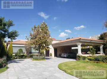 Casa · 568m² · 3 Recámaras · 6 Estacionamientos · Residencia en Venta en Una Planta con Excelente Distribución en El Campanario
