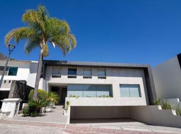Casa de 3 habitaciones, San Andrés Cholula · Casa en Venta en La Vista Country Club con Amplios Espacios, Jardín y Alberca