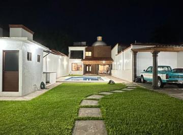 Casa de 3 habitaciones, Emiliano Zapata · Casa Sola en Venta con Alberca y Amplio Jardín en 3 de Mayo