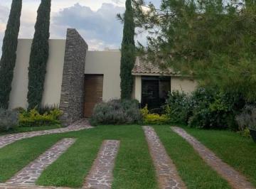 Casa · 168m² · 3 Recámaras · 3 Estacionamientos · Renta Casa de Una Planta en La Campiña del Bosque