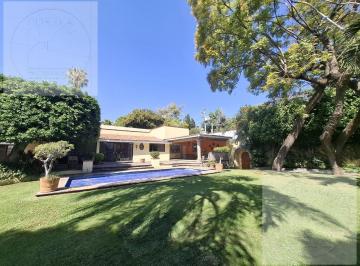 Casa · 443m² · 7 Recámaras · 4 Estacionamientos · Casa en Venta en Cuernavaca en un Nivel, 7 Recámaras, en Privada en Las Palmas, Jardín, Alberca y VI
