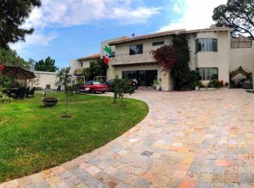 Casa · 600m² · 6 Recámaras · 10 Estacionamientos · Casa en Venta en Cuernavaca a Precio de Oportunidad, Alberca, Jardín, Acceso Restringuido