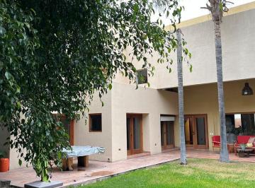 Casa · 614m² · 3 Recámaras · 4 Estacionamientos · Casa con 200 m² de Jardín en El Campestre