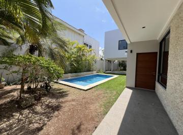 Casa · 320m² · 3 Recámaras · 2 Estacionamientos · Se Vende Casa de 3 Recamaras con Alberca y Jardín en Playa Magna, Playa del Carmen