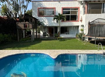 Casa · 450m² · 4 Recámaras · 4 Estacionamientos · Hermosa Casa en Venta con Alberca, Al Norte de Cuernavaca, Morelos