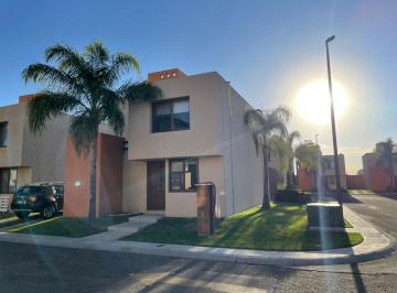 Casa · 152m² · 3 Recámaras · 2 Estacionamientos · Renta Casa Puerta Real en Esquina, Corregidora, Qro.