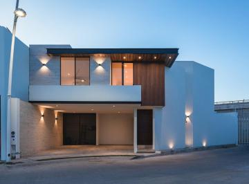 Casa · 255m² · 2 Estacionamientos · Casa en Preventa en San Angel 5
