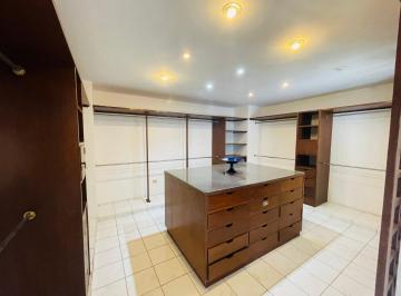 Vestidor y Closet recamara principal · Condominio en Royal Plus, Colonia México: Lujo y Cercanía a Paseo Montejo
