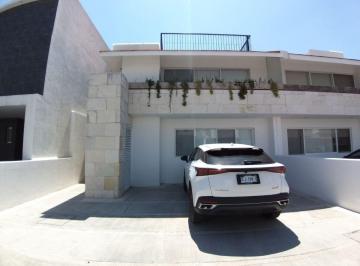 FACHADA CON PIEDRA DE GALARZA · Casa en Renta en Residencial El Refugio, Habtacion en Planta Baja y Roof Garden