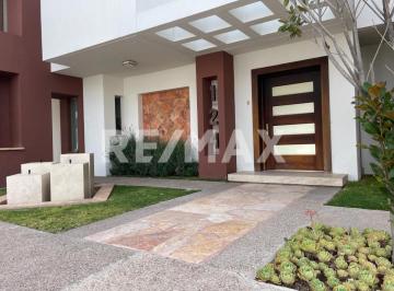 Casa · 630m² · 4 Recámaras · 2 Estacionamientos · Venta de Casa Habitacion en Fracc. Residencial Las Privanzas con Recamara en Planta Baja y Jardín Am