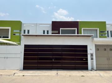 Fachada · Hermosa Casa en Piracantos