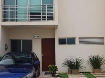 Casa · 138m² · 3 Recámaras · 2 Estacionamientos · Casa en Venta, 3 Recamaras, Av Huayacán, Long Island, Cancún.