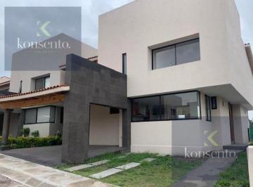 Casa · 315m² · 3 Recámaras · 2 Estacionamientos · Casa en Renta y Venta - Club de Golf Balvanera Polo y Country Club