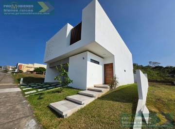 Casa · 3 Recámaras · 2 Estacionamientos · Casa Residencial de Lujo en Lagunas Punta Tiburon, Ver