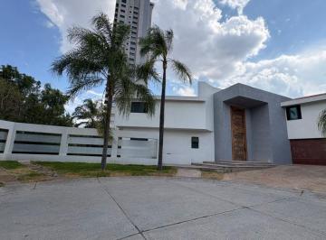 Casa de 4 habitaciones, Zapopan · Casa en Venta en Puerta de Hierro Remodelada con Terreno Adicional Condominio Asturias