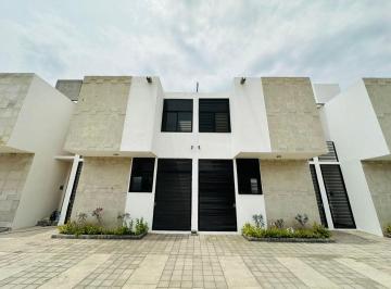 Casa de 2 habitaciones, Uriangato · Casa en Venta, Fracc. Distrito Las Flores, Uriangato, Gto.