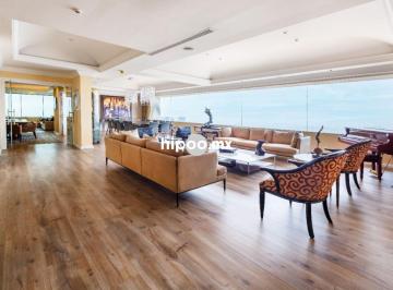 Amplia sala con piso de madera. · Departamento en Venta en Torre Altus, Bosques de Las Lomas