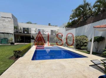 Alberca y fachada trasera · Casa en Venta en Cuernavaca Cerca Vista Hermosa con Alberca, Terraza y Jardín