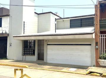 Casa · 300m² · 3 Recámaras · 2 Estacionamientos · Casa en Maria de La Piedad