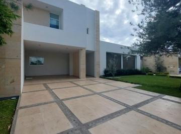 Casa · 250m² · 3 Recámaras · 4 Estacionamientos · Casa en Renta en La Campiña del Bosque con Casa Club (Alberca, Tenis, Basquet, Fut)