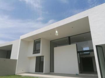Casa · 310m² · 3 Recámaras · 3 Estacionamientos · Renta de Casa en El Cluster 6 de La Campiña del Bosque con Casa Club
