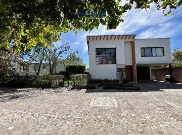 Casa en condominio de 3 habitaciones, Tlajomulco de Zúñiga · Hermosa Residencia con Buen Proyecto Arquitectónico.