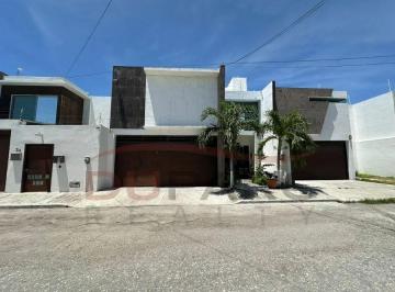 Casa de 3 habitaciones, Carmen · Casa en Renta en Fracc. Bivalbo 3 Rec. + Estudio y Piscina