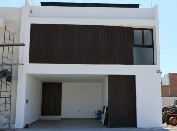 Casa · 390m² · 4 Recámaras · 2 Estacionamientos · Venta Casa en Rinconada Jacarandas Al Norte de La Ciudad Bi