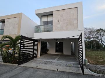 Casa · 226m² · 3 Recámaras · 2 Estacionamientos · Casa en Renta en Residencial Palmira Zona Country