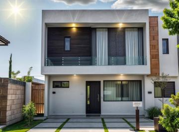 Casa de 3 habitaciones, Querétaro · Estrena Casa en Juriquilla, San Isidro, Alberca, 3 Recamaras, Equipada, Lujo!