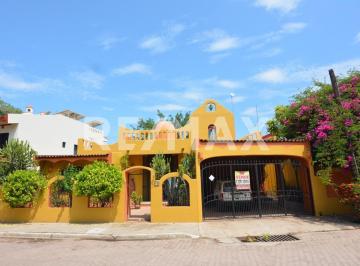 Casa · 236m² · 3 Recámaras · 2 Estacionamientos · Casa en Venta en Rincón de Guayabitos | Alberca Privada | 3 Recámaras | 400 m de La Playa Guayabitos