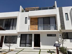 Casa de 4 habitaciones, El Marqués · Zibata. Venta - Casa con Roof Garden y 4 Recamaras