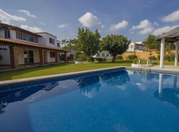 Casa · 290m² · 4 Recámaras · 6 Estacionamientos · Hermosa Casa en Fraccionamiento Sumiya