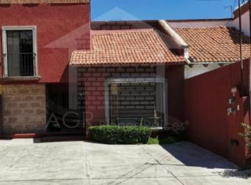 Casa · 190m² · 3 Recámaras · 3 Estacionamientos · Casa de Tres Recamaras Amplio Patio y Cuarto de Servicio en Tejeda